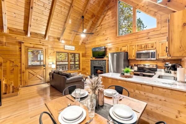 Hidden Cozy Cabin Villa with Hot Tub Close to Everything, Забронировать  Пиджен-Фордж Great Smoky Mountains National Park