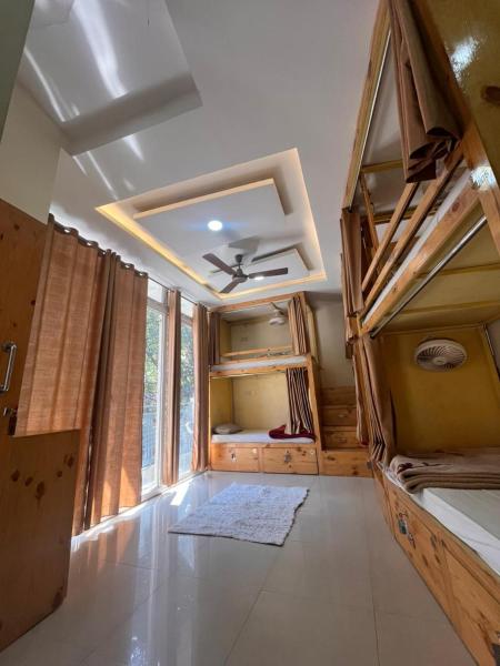 Solo Nari Backpackers Rishikesh, Забронировать  Нарендранагар штат Уттаракханд