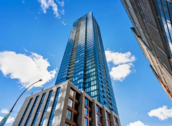 Panoramic Horizon Condo - Downtown Montreal with Pool and Parking, Забронировать  Отели Монреаля с бассейном, рядом с Торговый центр Montreal Eaton Centre, Бассейн