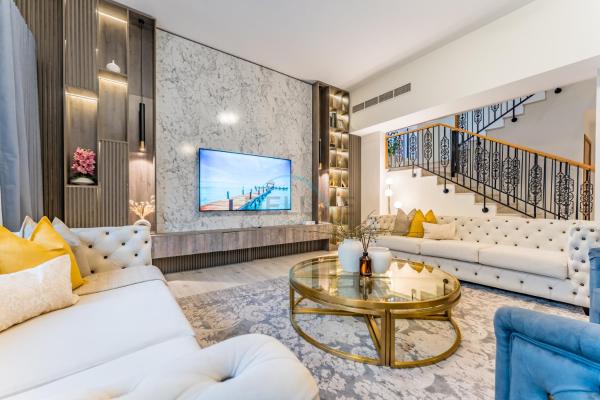 4BR plus Maids Room Villa Near Nad Al Sheba Mall, With Easy Access to Major Dubai Attractions - Nad Al Shiba Third, Nad Al Sheba by Deluxe Holiday Homes, Забронировать  Дубай Эмират Дубай
