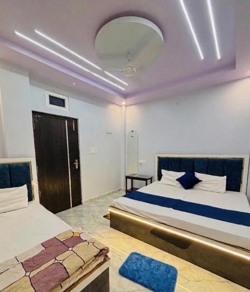 Shri Homestay 800m from kashi vishwanath, Забронировать  Отели штата Уттар-Прадеша с парковкой, Парковка