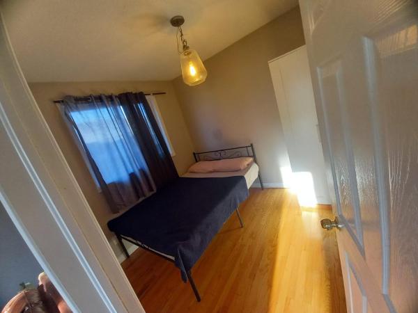 Central Location New Year Stay- Free Parking & Fast Wifi, Забронировать  Китченер Huron, Perth, Waterloo and Wellington