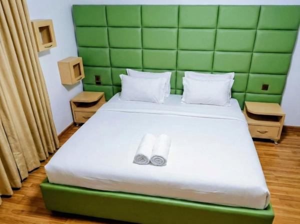 Artist City Center Hotel, Забронировать  Отели области Тираны с парковкой, Парковка