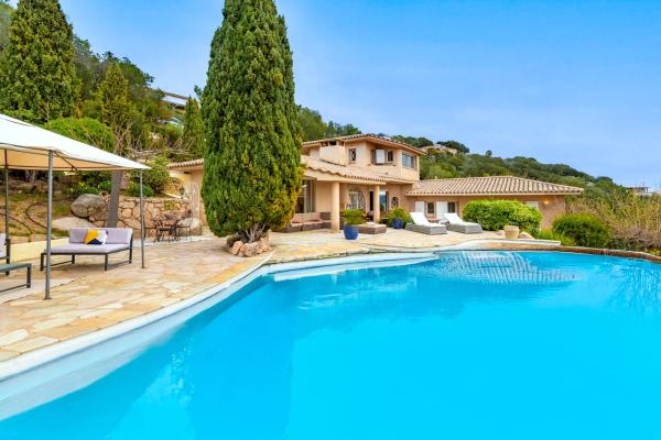 Villa de standing piscine- vue mer panoramique, Забронировать  Отели South Corsica с парковкой, Парковка
