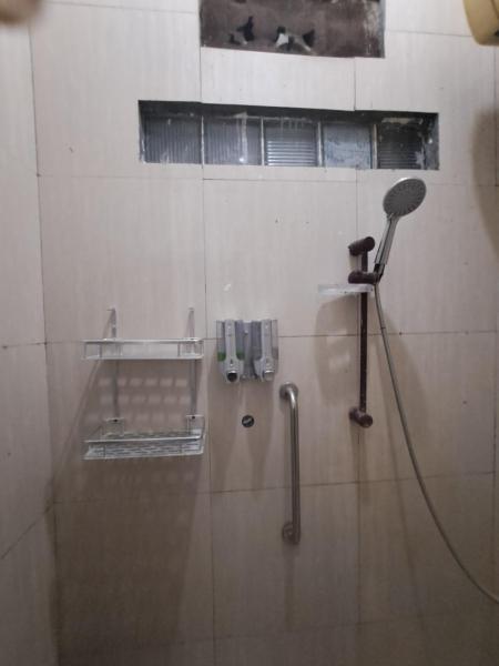 Adhya Homestay Backpacker, Забронировать  Отели Джокьякарты с парковкой, Парковка