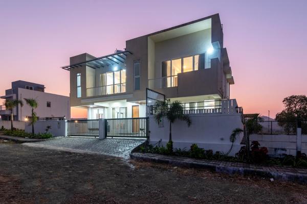 ELIVAAS White House 4-BHK Villa with Panoramic Hill Views, Glass Room, Outdoor Pool & Dam nearby, Забронировать  Отели штата Махараштры с парковкой, Парковка