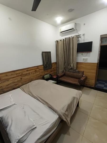 Gulmarg Guest House, Забронировать  Алигарх штат Уттар-Прадеш