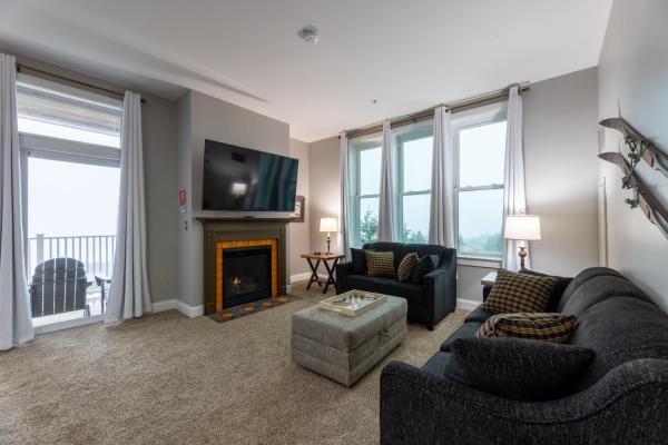 Snowshoe Village Ski-in - Ski-out Condo w Hot Tub, Забронировать  Отели Сноушу с парковкой, рядом с Grabhammer, Парковка
