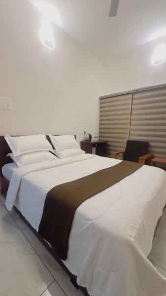 TAMARA VISTA Executive Homestay, Забронировать  Отели Варкала с парковкой, рядом с Пляж Varkala Beach, Парковка