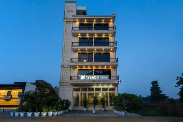 Treebo Accent Park Hotel And Banquet, Забронировать Отель Отели штата Уттар-Прадеша с парковкой, Парковка