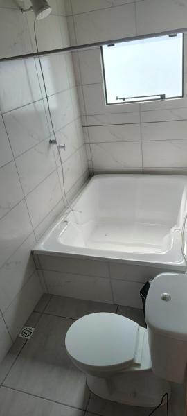 Sobrado a 550m da Praia com AC e Banheira para 8 hóspedes - piscina compartilhada, Забронировать  Отели Санта-Катариной с парковкой, Парковка