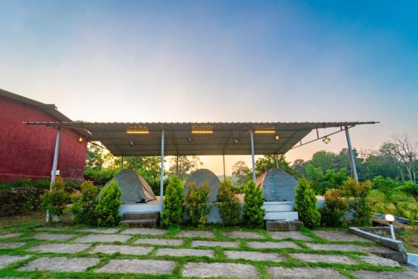 Dandeli Lake leaf - Dandeli Resort, Забронировать  Отели Дандели с парковкой, Парковка