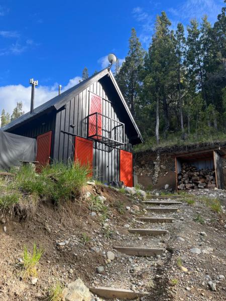 Cabaña sobre el Lago Cholila, Забронировать  Отели Чолила с парковкой, Парковка