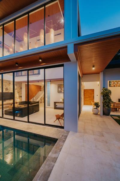 3BR Villa Panda Pandawa with Pool & High Ceilings, Забронировать  Унгасан Нуса-Дуа