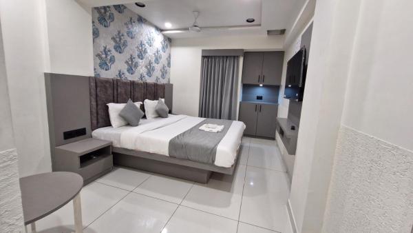 Hotel A One, Забронировать  Отели штата Махараштры с парковкой, Парковка