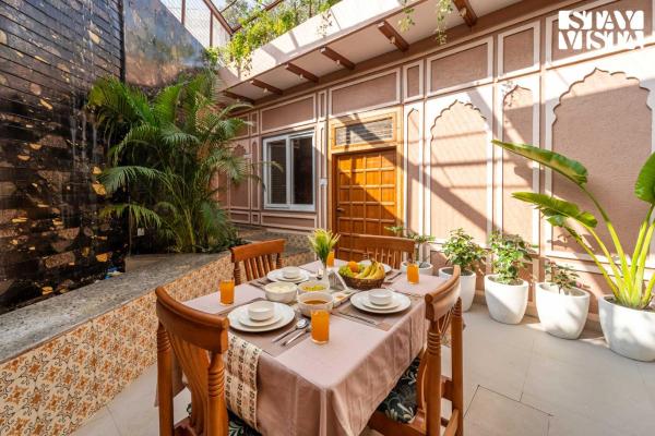 StayVista at Vrindara Niwas - Close to Janam Bhoomi, Забронировать  Матхура штат Уттар-Прадеш