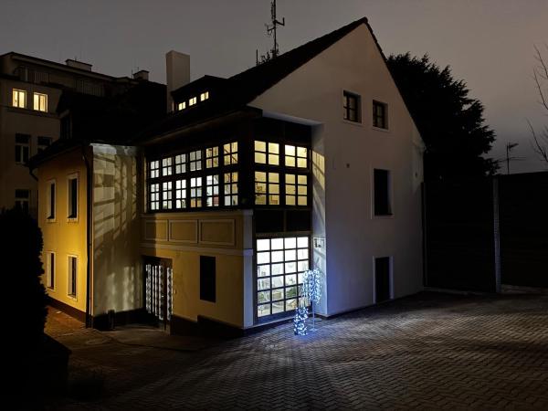 Residence Smolenská, Забронировать  Отели Праги с парковкой, рядом с Станция метро Jiřího z Poděbrad, Парковка