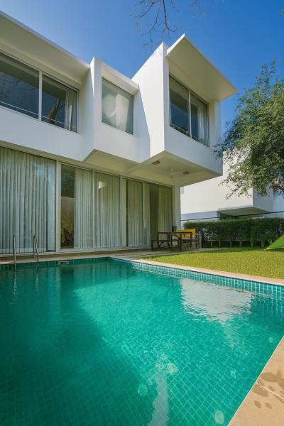 Plunge Villa - Dive Into Relaxation, Забронировать  Отели штата Махараштры с парковкой, Парковка