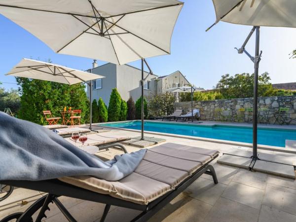 Villa in Rakalj with swimming pool, Забронировать  Ракаль Истрия