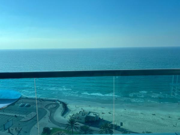 Luxurious Beachfront Modern Ocean View, Забронировать  Отели Аджмана с бассейном, рядом с Пляж Аджман, Бассейн
