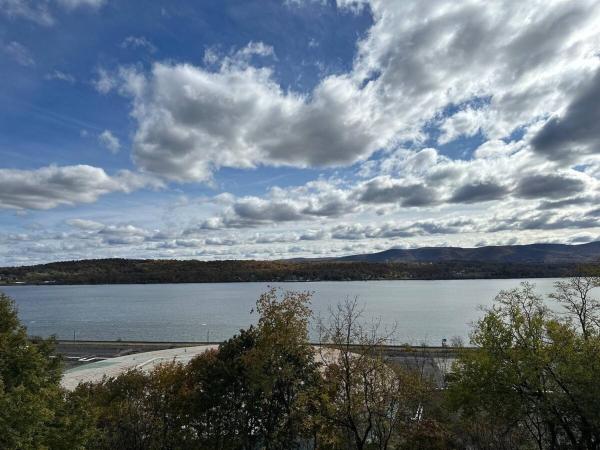 Hudson Valley Top Getaway with a River View, Забронировать  Ньюбург Hudson Valley