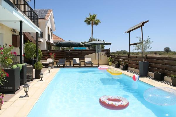 Comfy room with sea view in Villa private pool, Забронировать  Отели Ларнаки с парковкой, Парковка