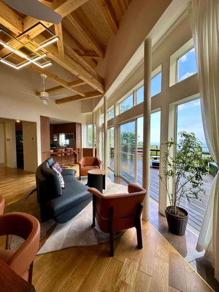 ISANA Panorama Villa 天然温泉付き 大室山付近 海の絶景の一軒家貸別荘, Забронировать  Отели Сидзуока с парковкой, Парковка