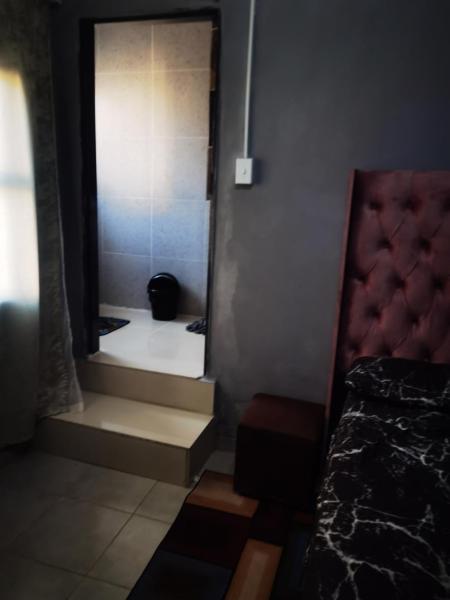 Yellow Stars Guesthouse AA, Забронировать  Отели Гаутенг с парковкой, Парковка