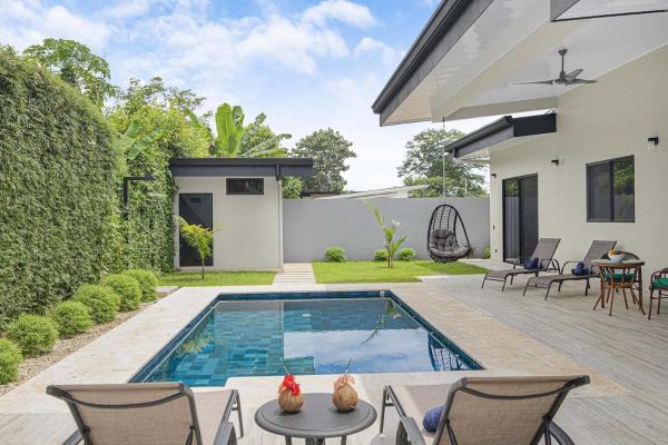 Brand New Villa! - Just 10 Mins Walk To The Beach, Забронировать  Отели Увита с парковкой, Парковка