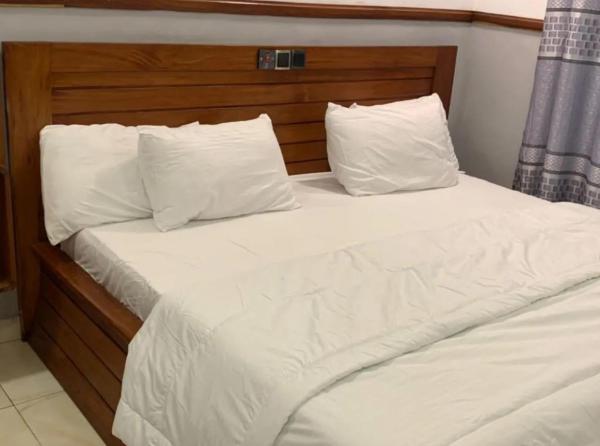 NBS Hotel, Забронировать  Котону 