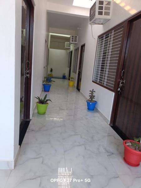 Sri Narayan Home Stay, Забронировать  Отели штата Уттар-Прадеша с парковкой, Парковка