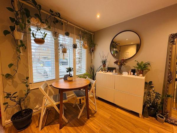 Stylish 2-Bed house, workspace & Easy London Access, Забронировать  Elmers End Большой Лондон