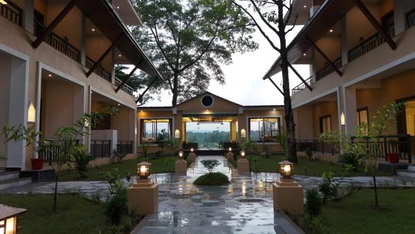 Royal Jungle Villas, Забронировать  Отели Саураха с парковкой, Парковка