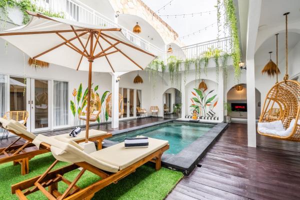 Azure Suites, Tibubeneng, Canggu, Забронировать  Отели провинции Бали с завтраком, Завтраки