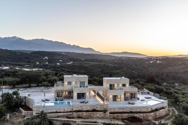Carob Luxury Stone Villas, Забронировать  Отели Апокоронас с парковкой, Парковка