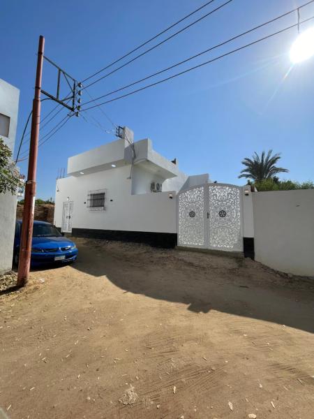 Quiet Villa, Забронировать  Отели Аль-Луксора с парковкой, рядом с Luxor Museum, Парковка