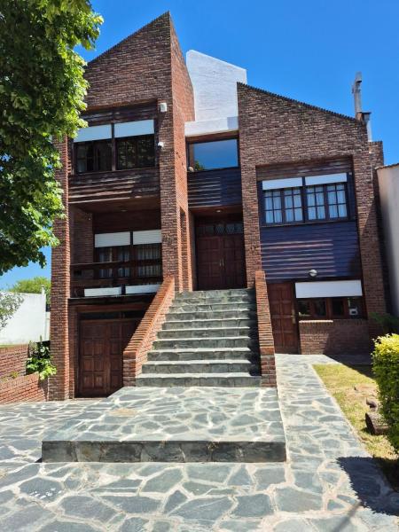Casa con parque, 4 habitaciones, zona Villa Victoria Ocampo, Забронировать  Мар-дель-Плата 
