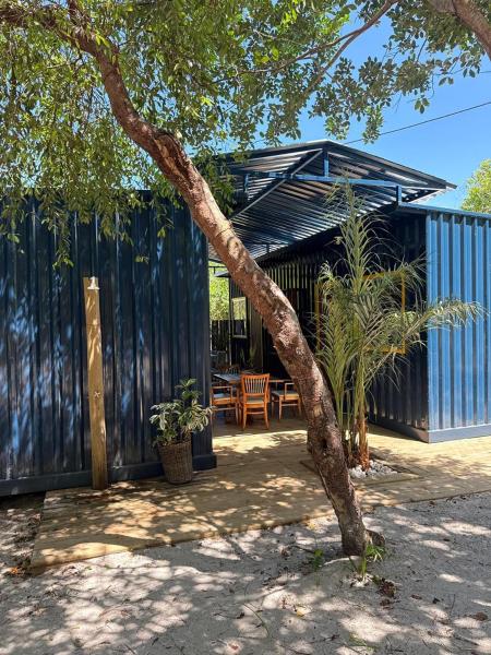 Container Azul na beira do rio e a poucos metros do mar em mogiquiçaba bahia, Забронировать  Отели штата Баия с парковкой, Парковка