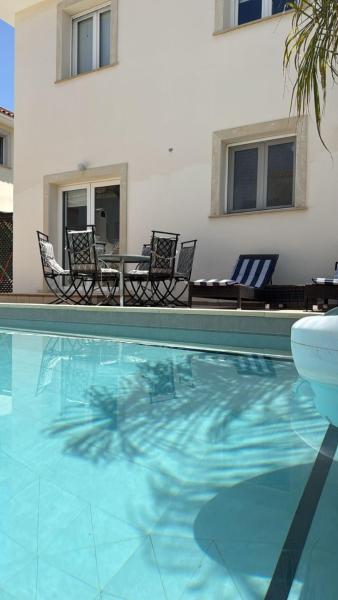 Townbeach Villa with Private Pool, Забронировать  Отели Вороклини с бассейном, Бассейн