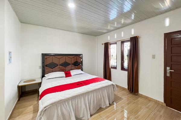 RedDoorz at Raya Hotel Berastagi, Забронировать Отель Берастаги Суматра