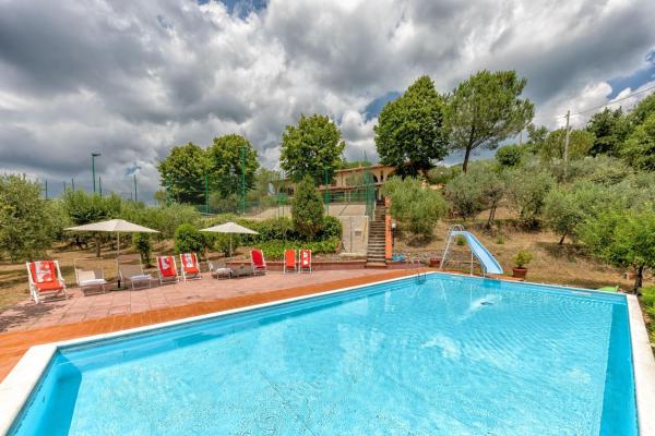 Home in Tuscany with private Pool & Tennis, Забронировать  Отели Лоро-Чуффенна с парковкой, Парковка