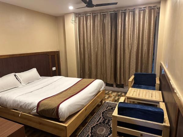 Hotel Benju Pokhara, Забронировать  Отели провинции Гандаки-Прадеш с парковкой, Парковка