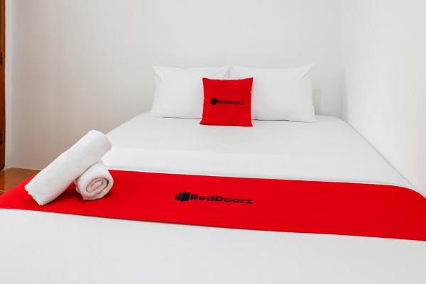 RedDoorz near Pantai Ujung Genteng 2, Забронировать  Ююнгентенг провинция Западная Ява