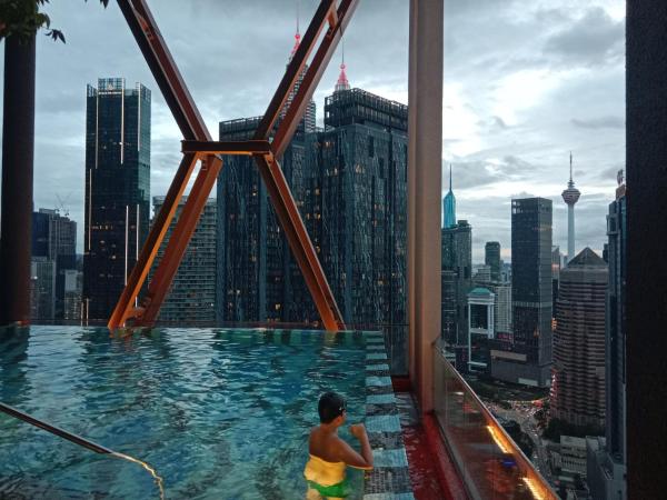 Scarletz Suites Klcc Twin tower by Lucky, Забронировать  Отели Федеральной территории Куала-Лумпура с парковкой, Парковка
