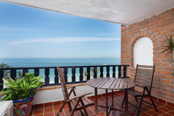 2BR Oceanside Resort Condo Pool & Private Beach, Забронировать  Пуэрто-Вальярта Халиско