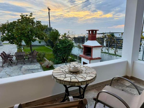 Sunrise Beach Front Villa by BookVillaEU, Забронировать  Неа-Калликратия периферийная единица Халкидики
