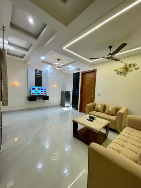 2BHK Family Villa, Near Rajpur Road Dehradun, Забронировать  Отели Уттаракханд с парковкой, Парковка