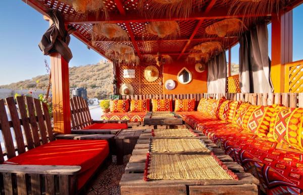 Yalla Sweet surf camp, Забронировать  Отели Ими Кваддар с парковкой, Парковка
