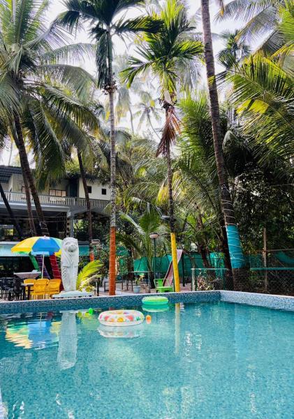 Green Waves - Budget Stay & Group Accommodation, Забронировать  Отели Нагаон с парковкой, Парковка