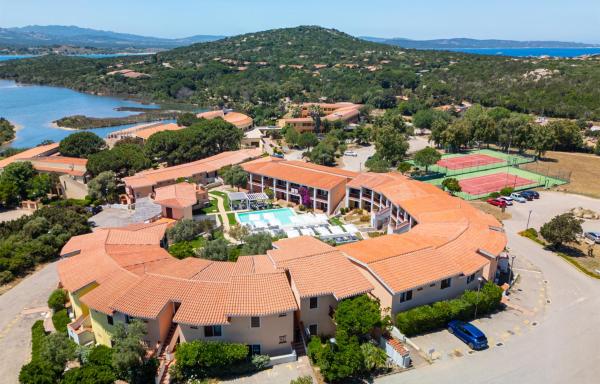 Residence with swimming pool in Costa Serena just 700 mt from the sea, Забронировать  Порто-Рафаэль Gallura